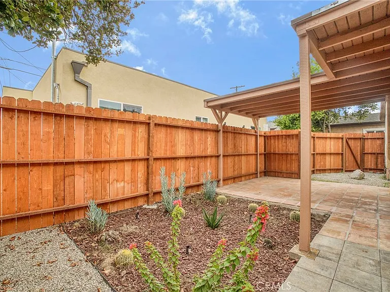6318 Nagle Ave — Photo 15