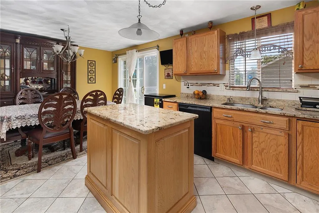 3 bed, 1.5 bath, 1352 sqft, $3,500 — Photo 4