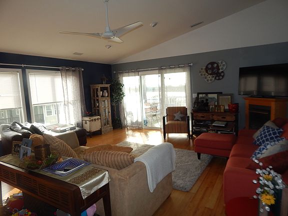 Living Room (2 of 3)