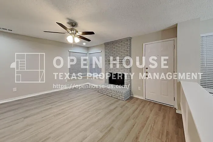 305 Hillside Ct — Photo 3