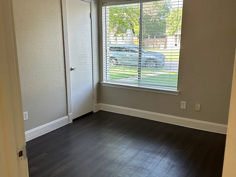 2109 Cedarcrest Dr — Photo 12
