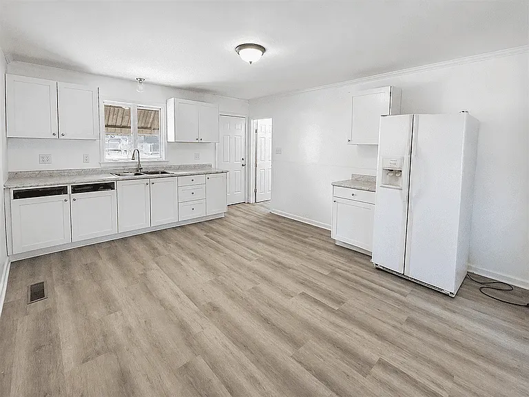 2852 Warsaw St — Photo 4