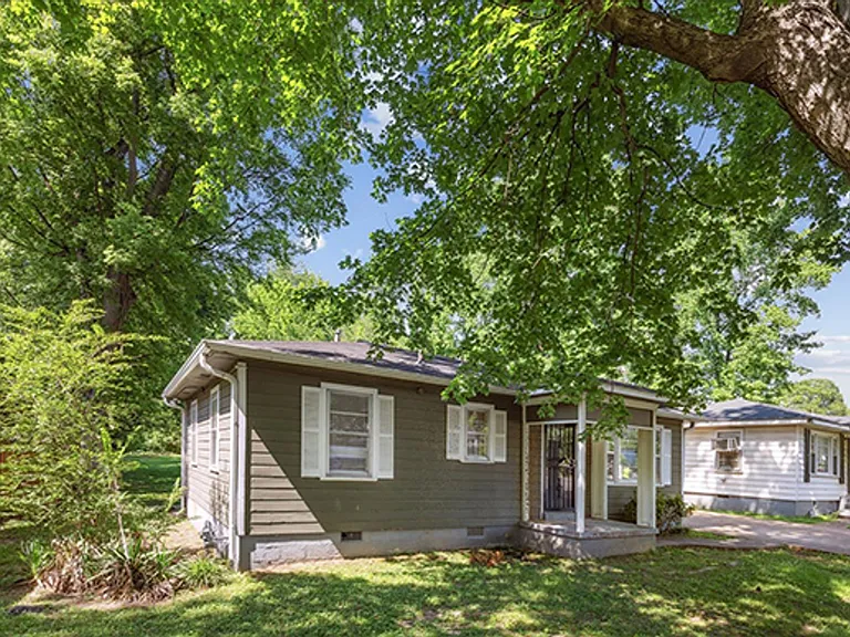 2048 Whitney Ave — Photo 5