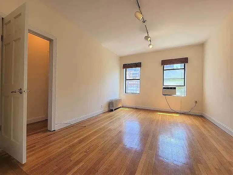137 E 29th St #4U — Photo 1
