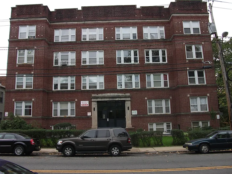 654 Lyons Avenue — Photo 2