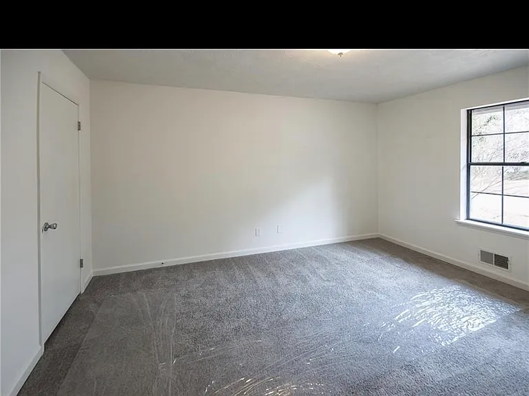 960 Park Forest Dr — Photo 2