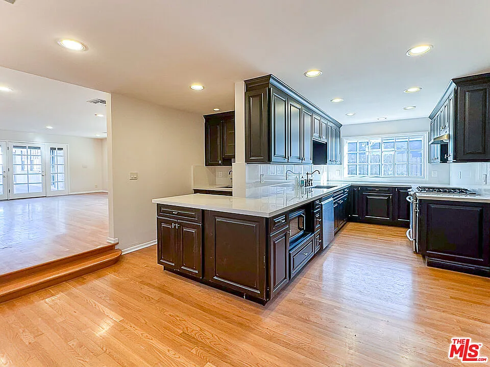 6 bed, 6.0 bath, 3997 sqft, $14,800 — Photo 4