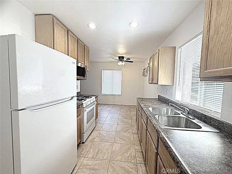 302 E Blueridge Ave — Photo 9
