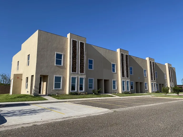 800 W Hall Acres Rd #B — Photo 2