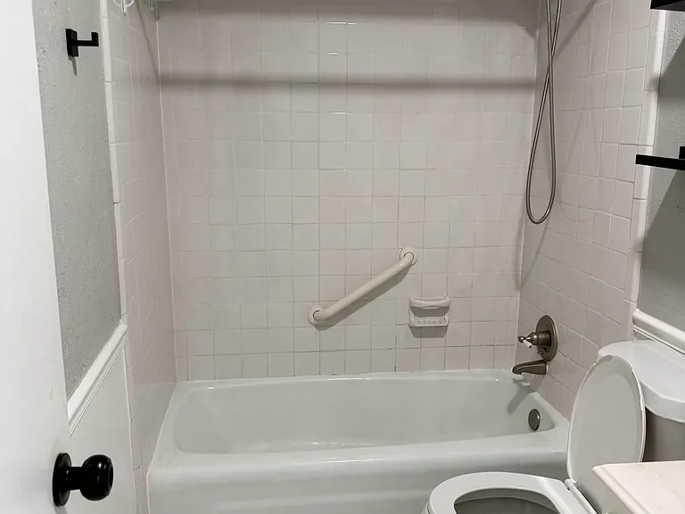 2117 Wellington Dr — Photo 5