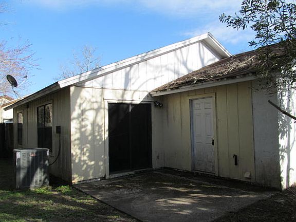 4th image of 3259 Meadowlea Cir N