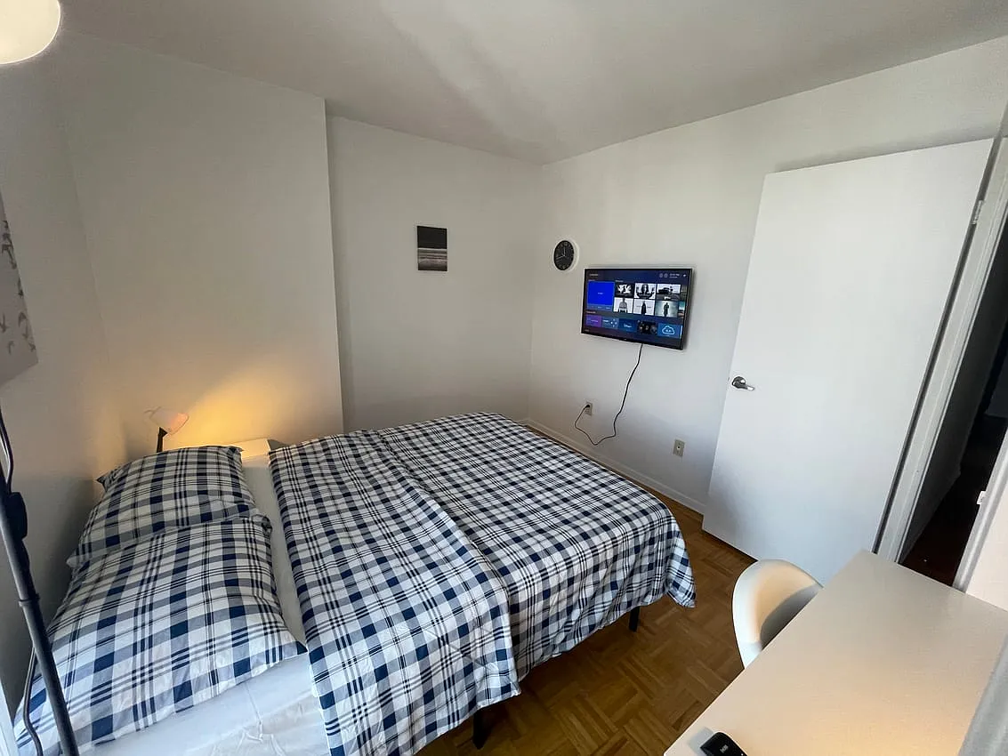 Deluxe Room - Bloor St West & Spadina Rd — Photo 3