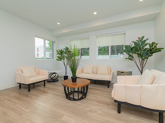 2nd image of 5652 1/2 La Mirada Ave #5652-1/2