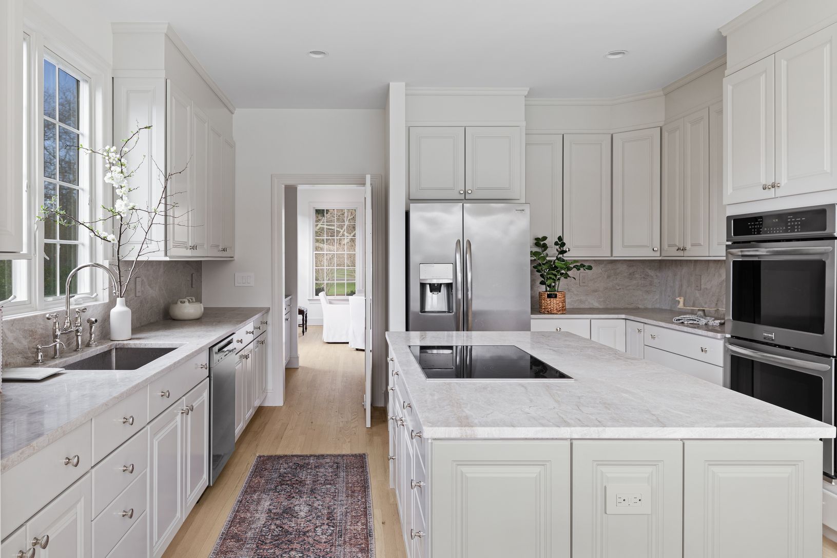  Kitchen with center island
