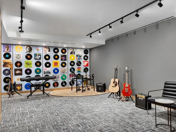 47-05 Center Boulevard image 13 of 20