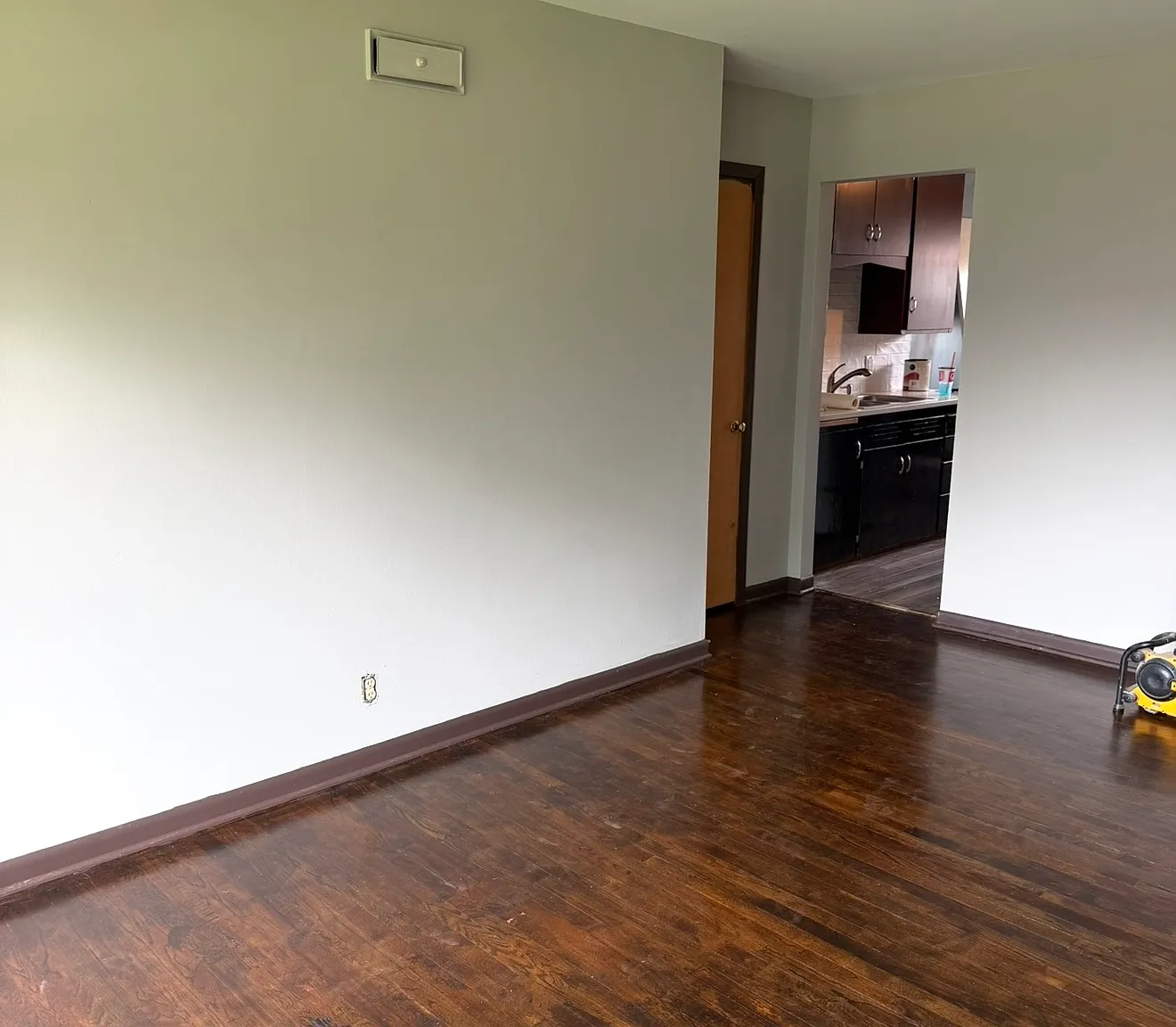 3 bed, 1025 sqft, $1,200 — Photo 3