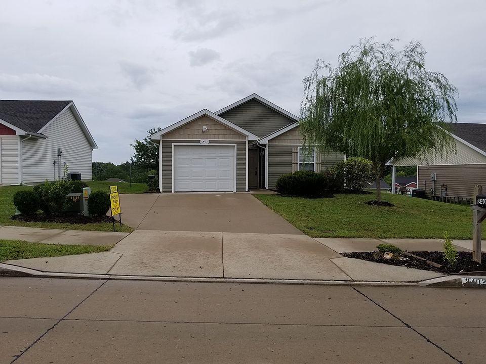 Front with nice Willlow tree