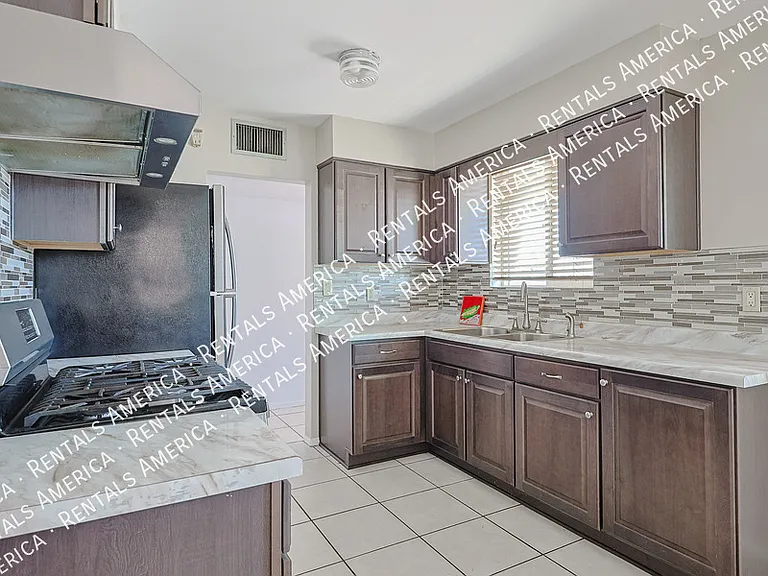 2114 W Myrtle Ave — Photo 6