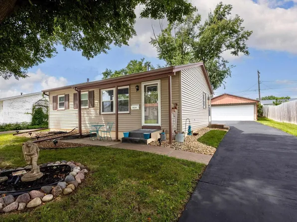 3514 Greenbrier Dr, Bettendorf, IA 52722