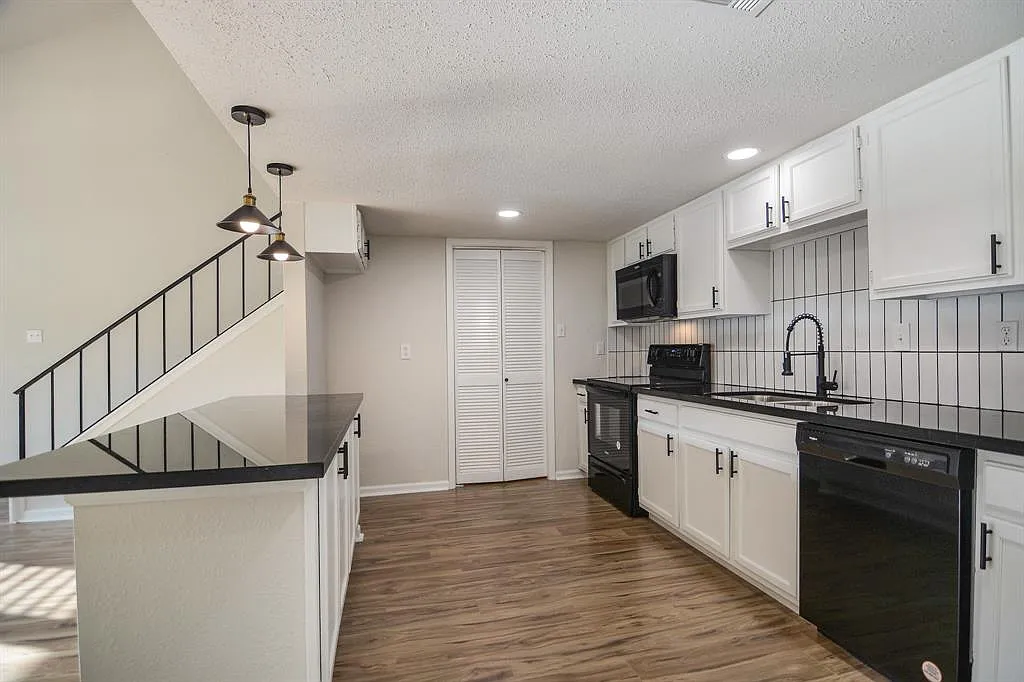 2 bed, 1070 sqft, $1,800 — Photo 1