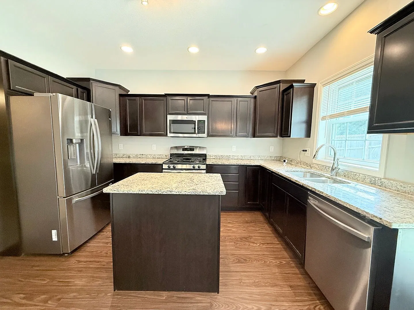 Incredible 4 bedroom house in Fox Creek! — Photo 2