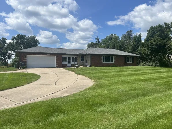 3806 N 3rd St, Clinton, IA 52732