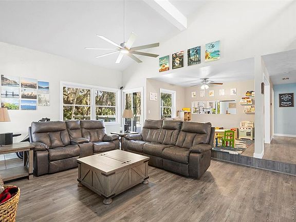 5th image of 385 E Country Circle Dr