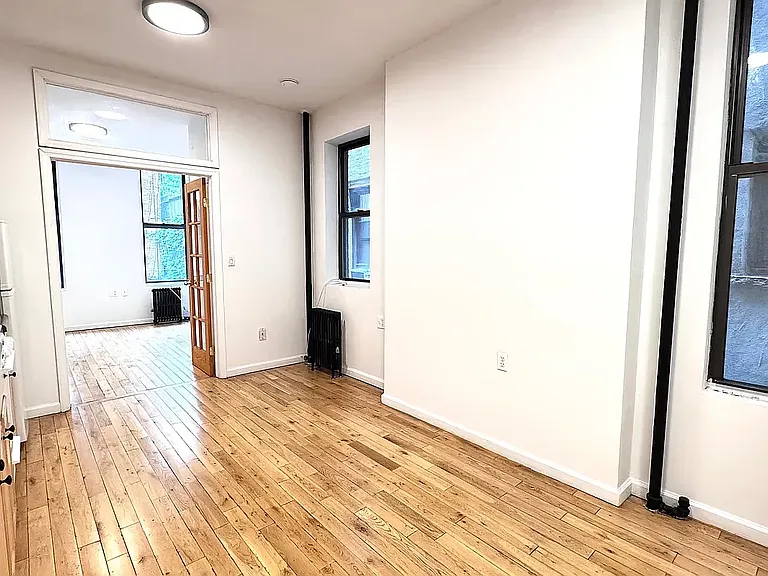 206 E 6th St #2 — Photo 5