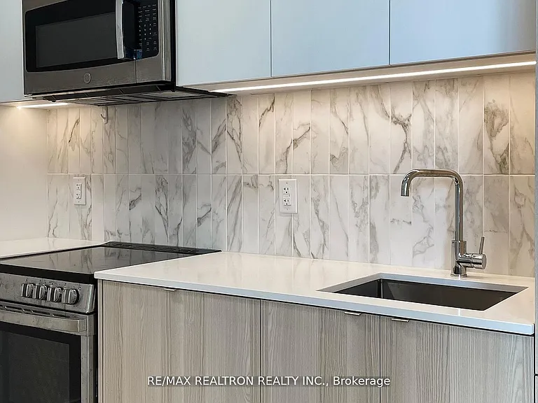 500 Dupont St #301 — Photo 23