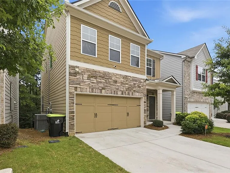 586 Morrow Ln SW — Photo 2