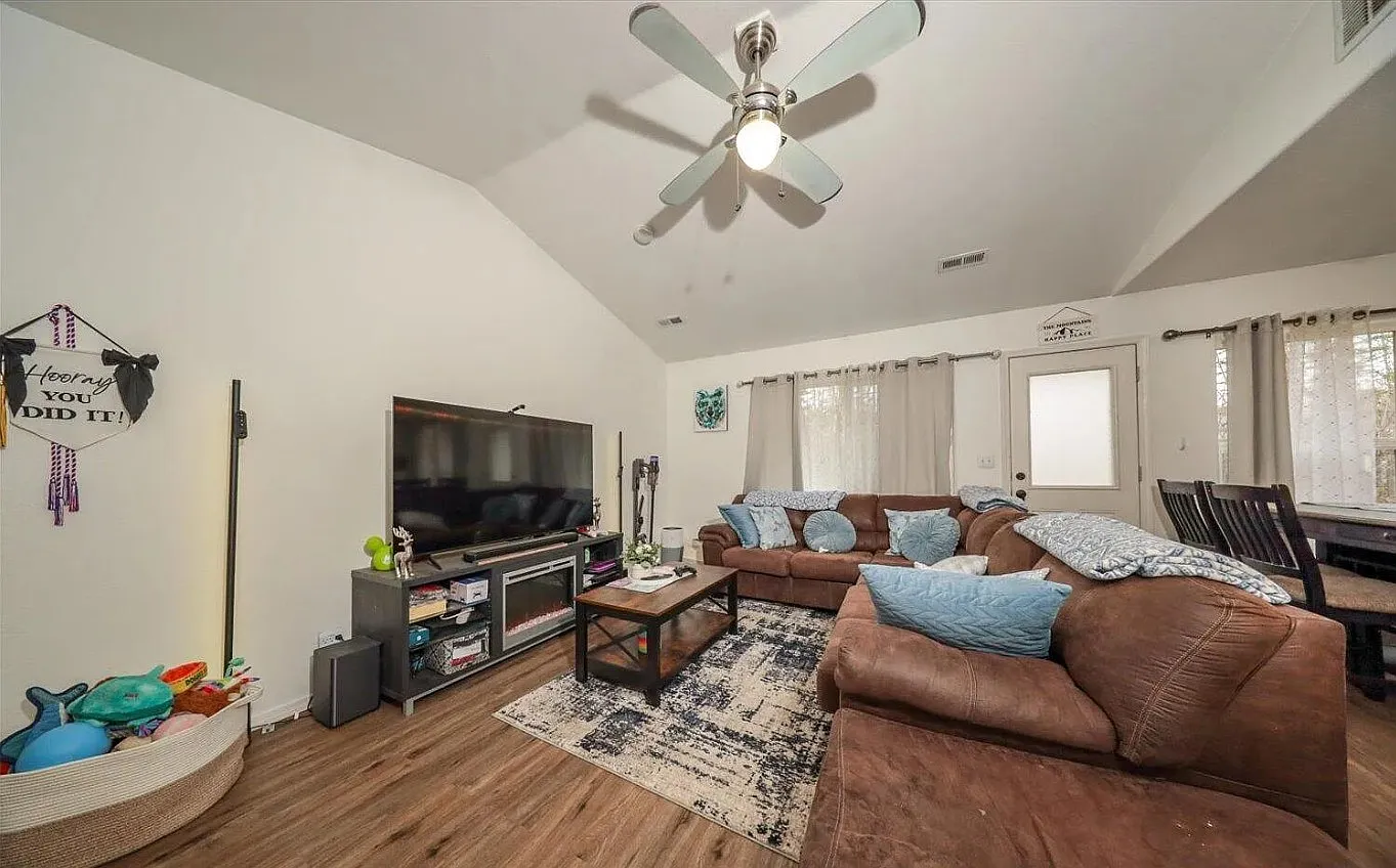 3 bed, 1050 sqft, $2,275 — Photo 4