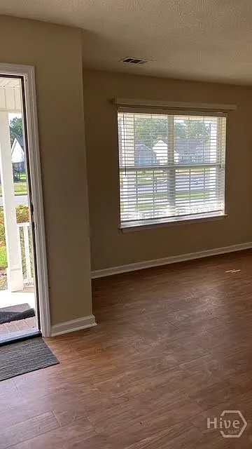 3 bed, 2.0 bath, 1100 sqft, $1,800 — Photo 4