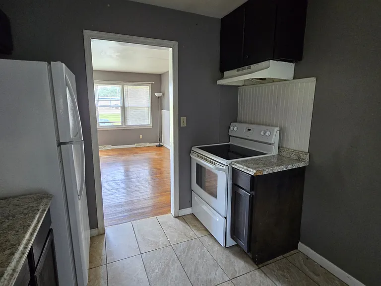 807 SW 6th St — Photo 5