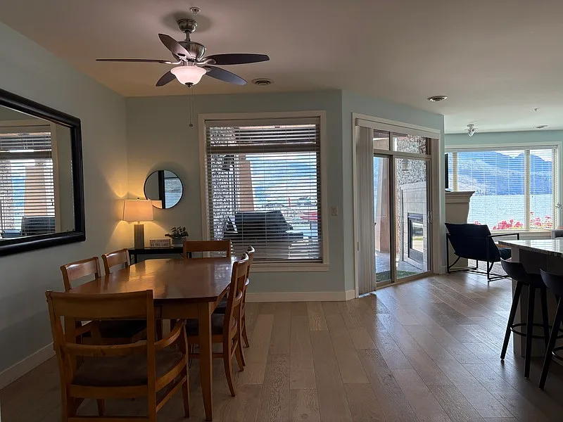 3 bed, 3.0 bath, 1400 sqft, $2,700 — Photo 3