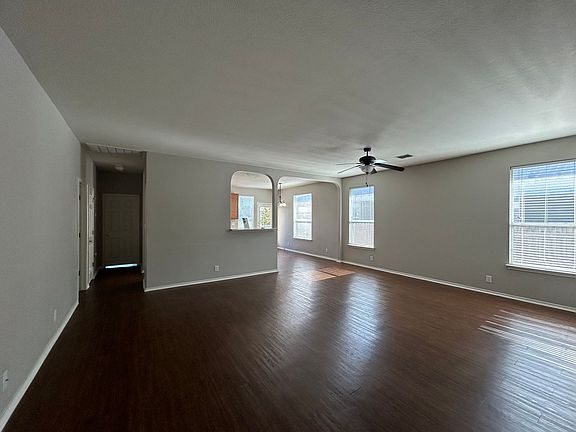 3rd image of 142 Roadrunner Ave