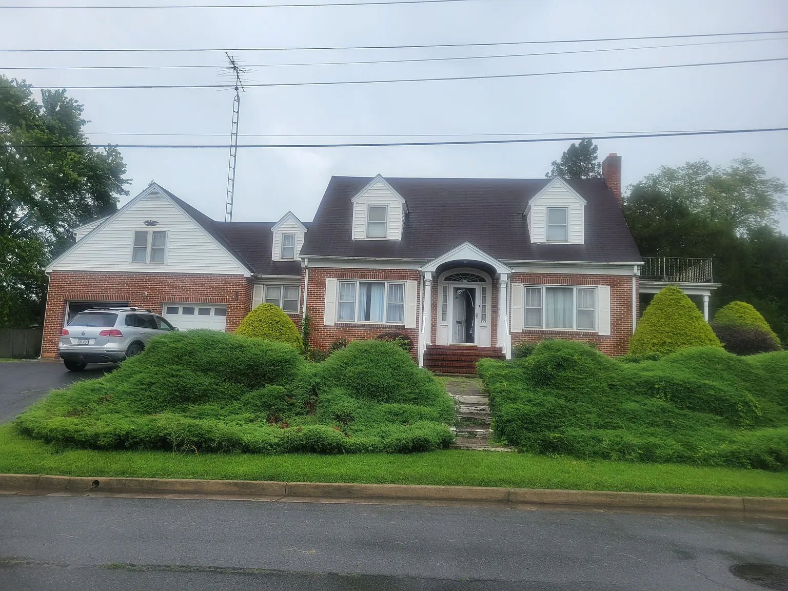 3 bed, 2100 sqft, $2,400 — Photo 1