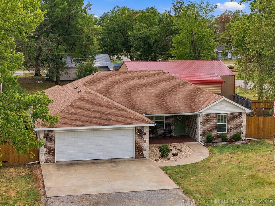 1st image of 440 W 7th St