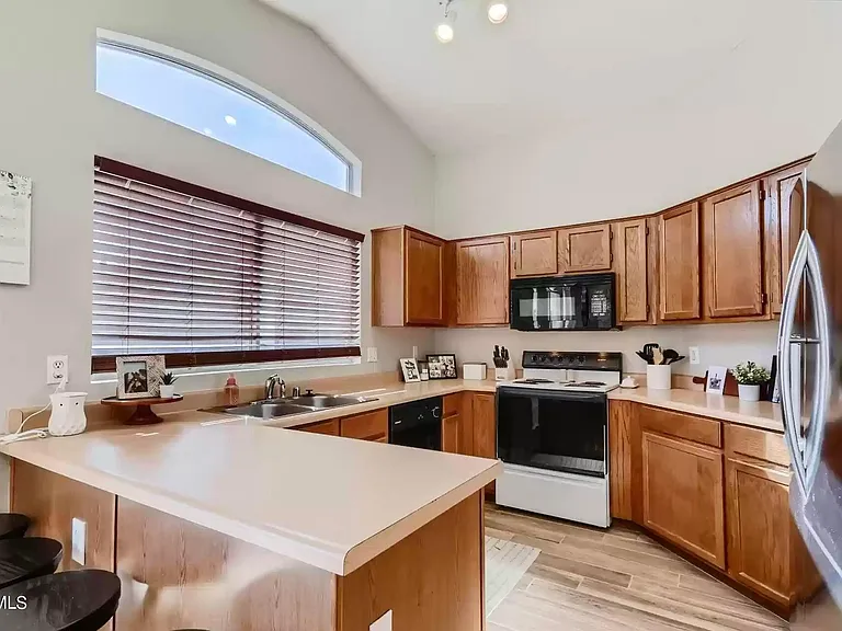 Kitchen (OVEN HAS BEEN REPLACED)