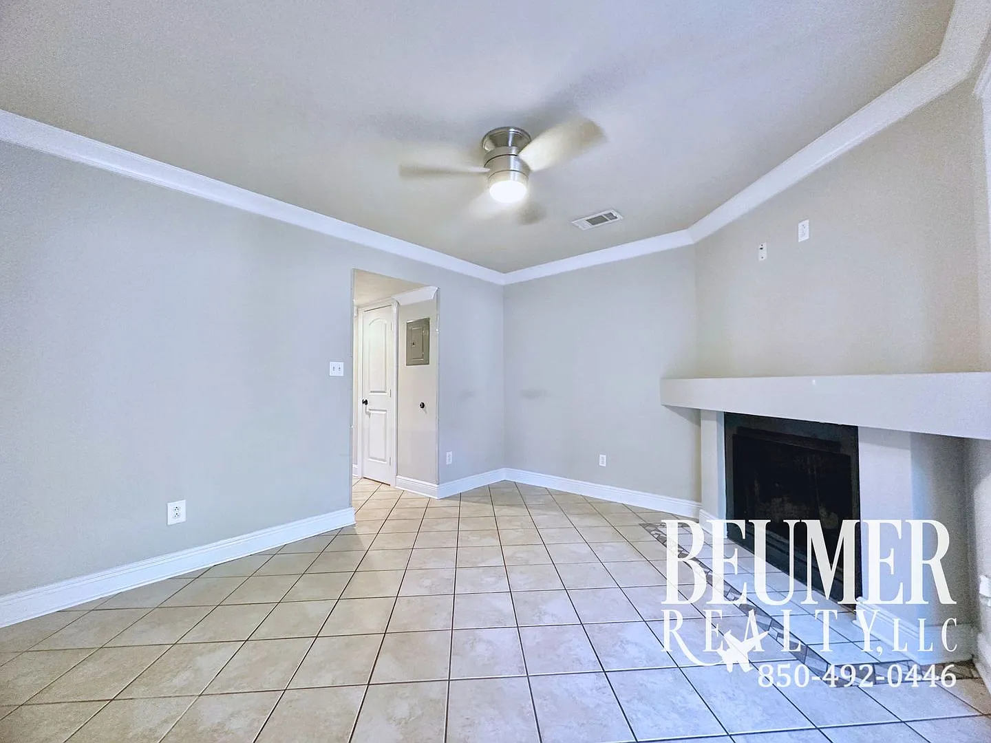 2br 1.5 ba End Unit Townhome for Rent — Photo 2