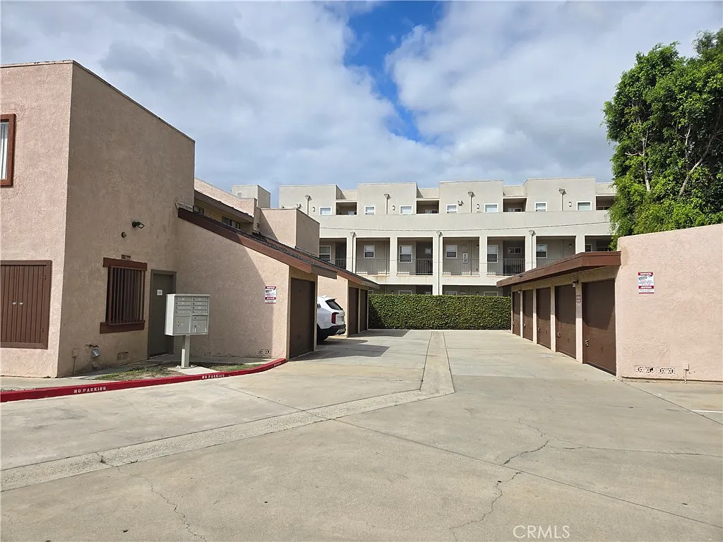 2 bed, 1.5 bath, 980 sqft, $2,400 — Photo 3