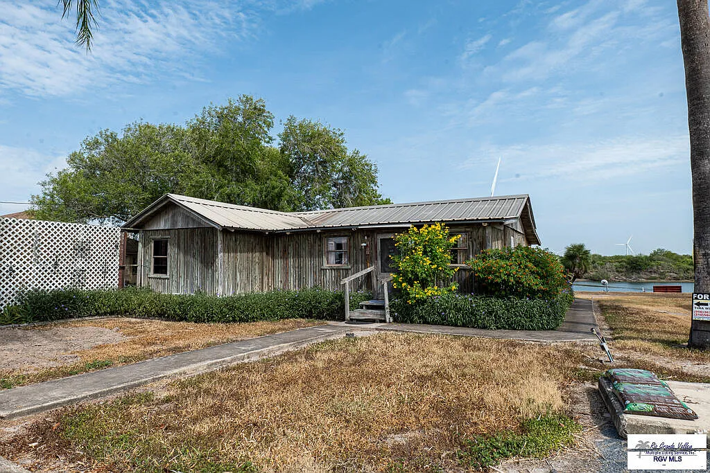 2 bed, 1.0 bath, 912 sqft, $1,600 — Photo 1