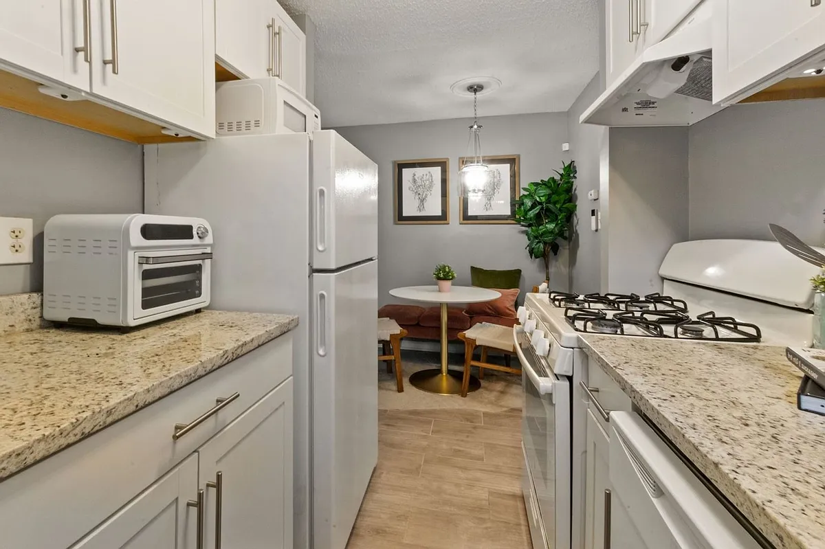 Building Photo - 2301 Farrington Ave #104