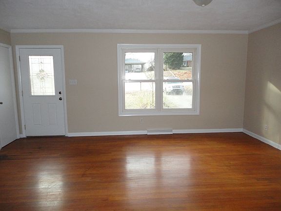 3rd image of 1315 Spry St