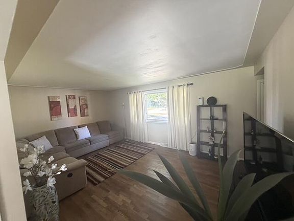 4th image of 211 Leland Pl