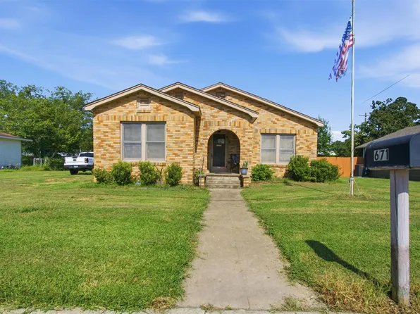 671 N Leon St, Giddings, TX 78942