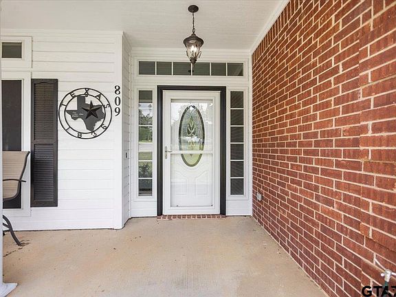 3rd image of 809 Jack Dr