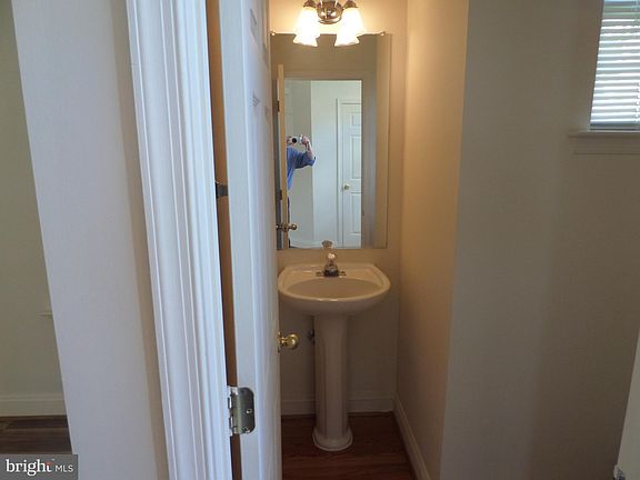 4th image of 675 McLeary Sq SE