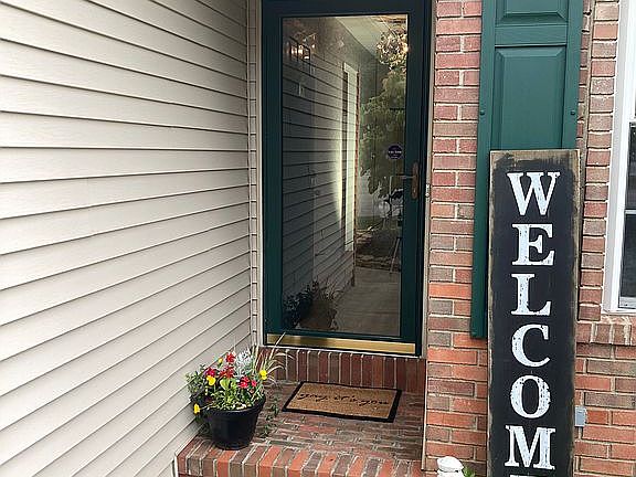 4th image of 593 Weller Ave