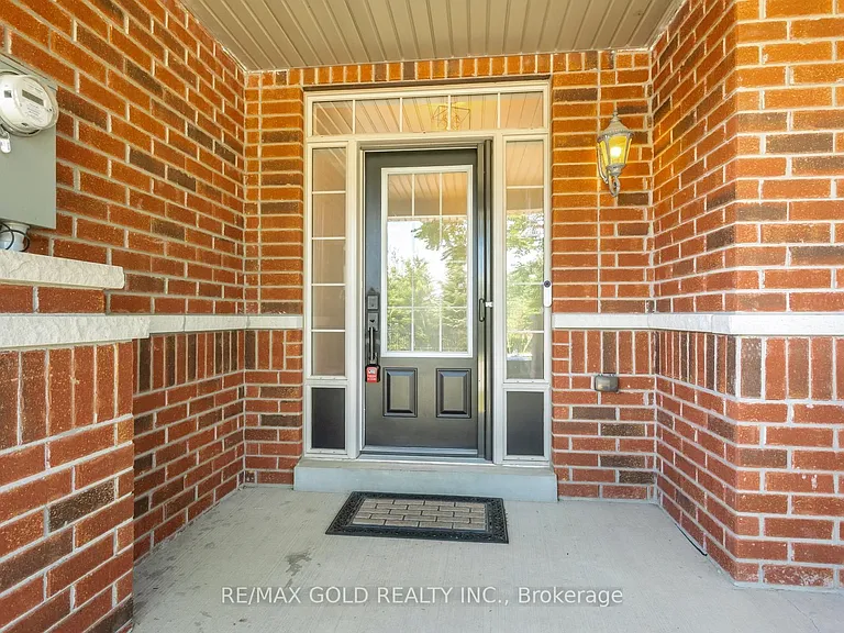 112 Hanson Cres — Photo 2