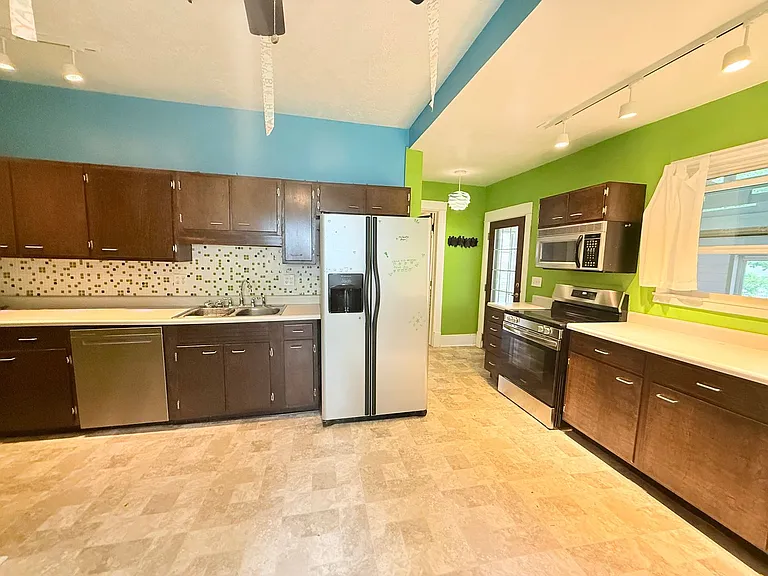 906 N Evans St — Photo 4
